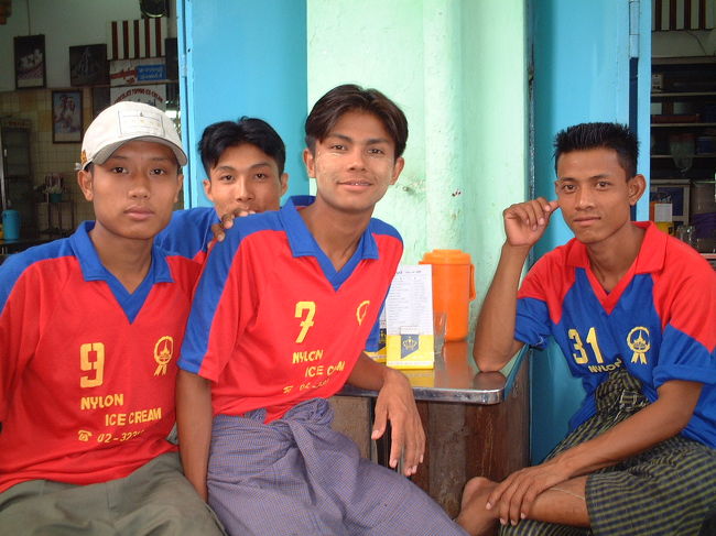 ナイロン・コールド・ドリンクのスタッフ<br />シェイク、アイスにプリン！　冷たくておいしいぞ！あ〜生きった。<br />