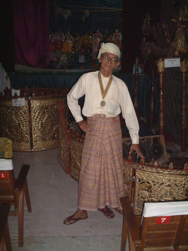 パペットマスター<br />（ガーデンビラシアター）<br />マンダレーへ行かれたら人形劇をお勧めします。<br />かなりの人形使いの先生だそうです。日本にも来られたことがあるそう<br />です。<br />