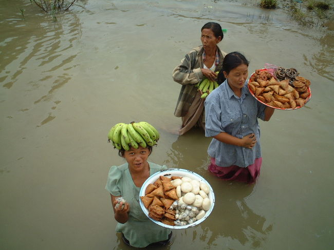 シェケンリー号（船）でバ<br />ガンへ向かった<br />途中の村で停泊。川の中をバシャバシャとたくましい売り子たち。<br />この攻撃に圧倒される。できたてのサモサ、おいしかったヨ！<br />