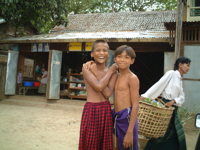 ニャゥンウー村の少年<br />人懐っこい子供でした。<br />