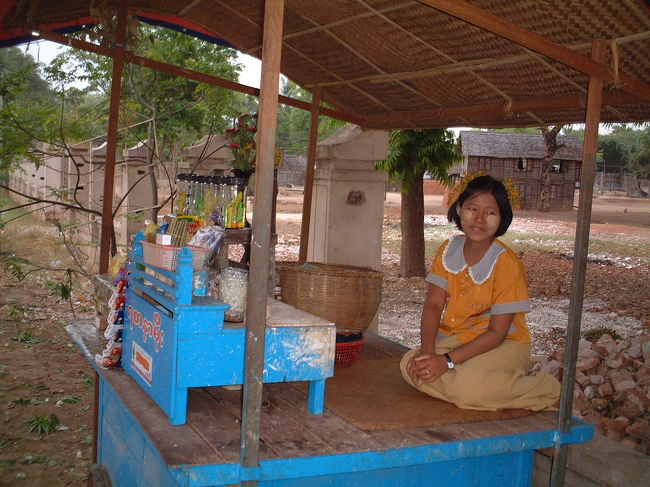 たばこ屋の少女<br />「写真を撮らせてね！」何度かお願いしてパチリ！はにかむ様子がまた<br />cute!<br />