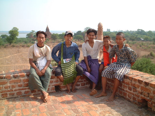 馬車で遺跡めぐり<br />(2003.5.2)<br />寺院で待ち構えるみやげ売<br />りの少年達<br />