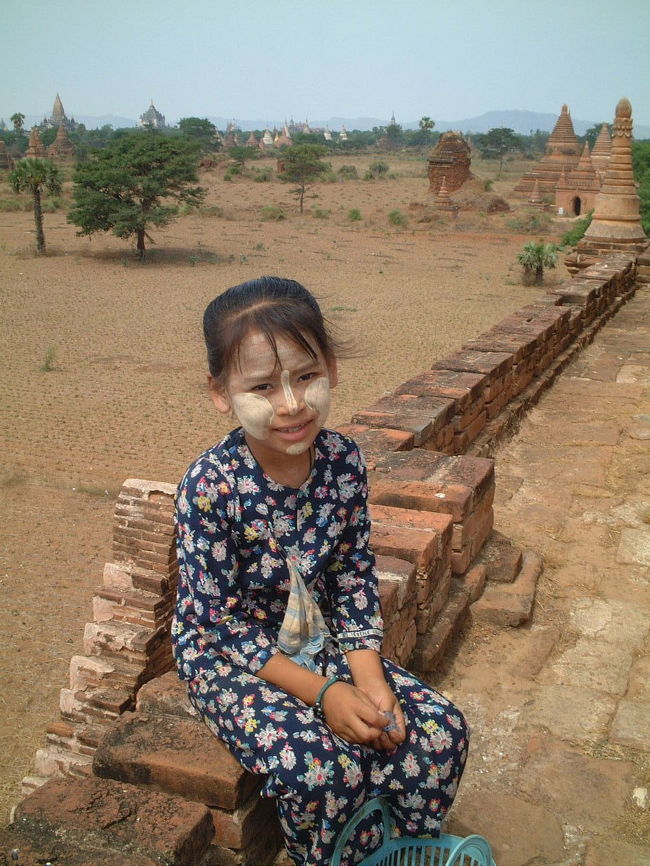 土産売りの少女<br />タナカのほっぺがかわいいですね。<br />