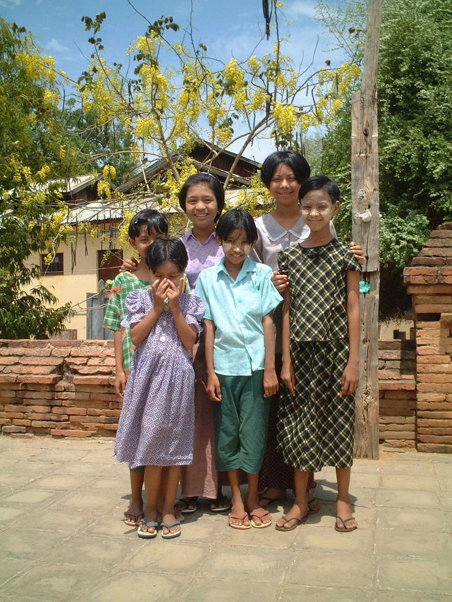 やっぱり土産売りの少女達<br />