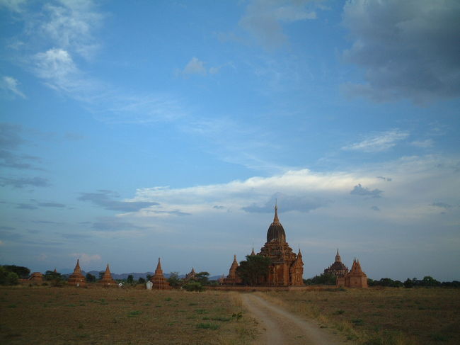 バガン：たくさ〜んパゴタがあります。貸切馬車で回れるよ。自分のペースで見たければ貸し自転車かな。日中はすごーく暑いので要注意！敷地内裸足の場合がありとても歩けない！朝と夕方がチャンス！ 