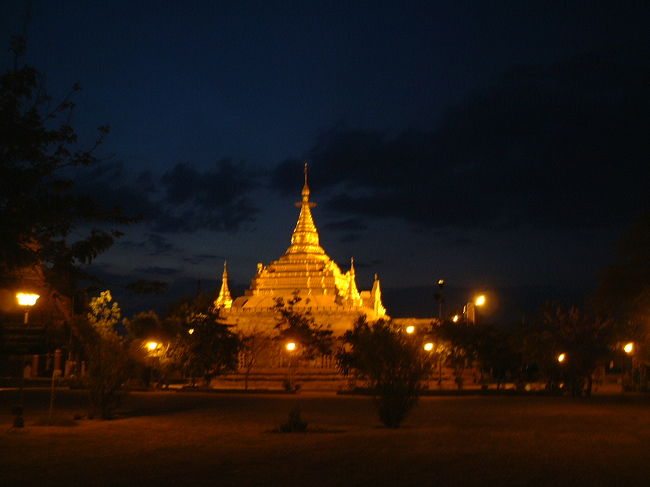 ライトアップされたパゴタ