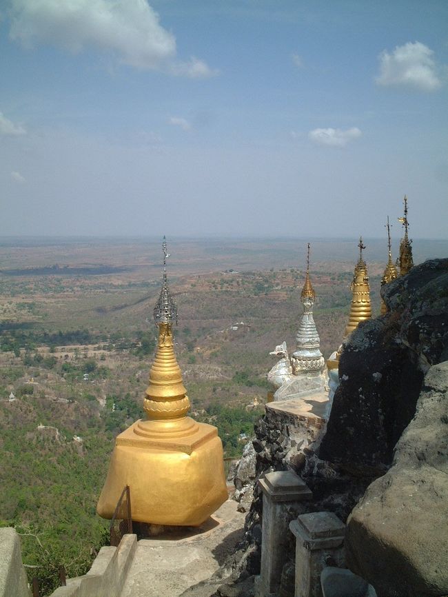 ポッパ山：頂上からの眺め。バガンから車をチャーター。余裕で日帰り可能です。