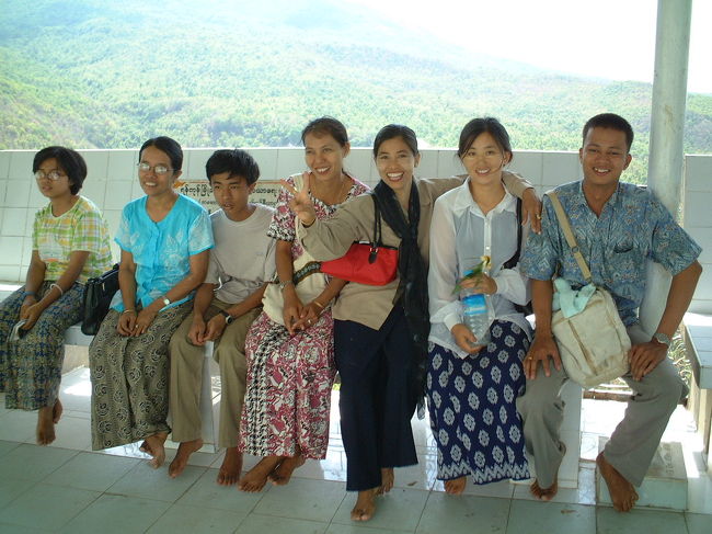 ポッパ山山頂にて<br />マンダレーの大学生セミナー旅行？<br />