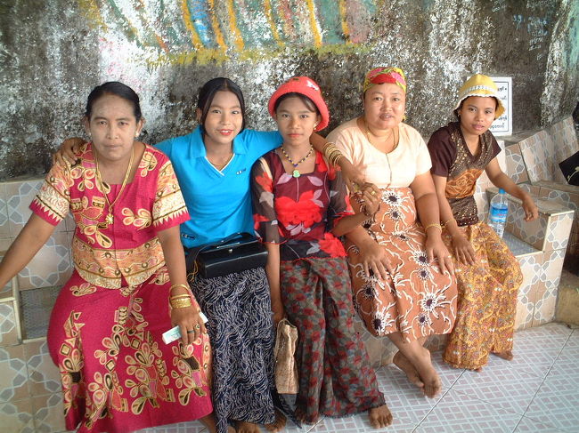 ポッパ山で<br />観光旅行に着飾るミャンマーの人々<br />