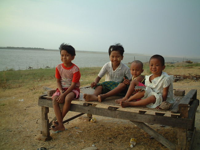 エーヤワディー川：河原に<br />て<br />