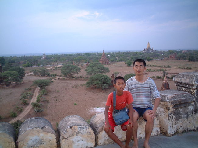 パゴタにのぼり夕日を待<br />つ。<br />人懐っこい絵葉書売りの少年と<br />