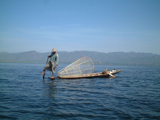 インレー湖：足こぎ漁師さん。時間があればのんびりしたい町です。