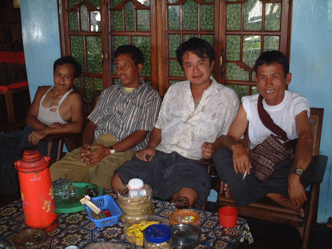 船頭やツアーガイドたち<br />こうしてお茶しながらお客さんが見学＆買物を終えるまでまっている。<br />もちろんみんな顔見知り。私もお茶とお菓子をいただく。<br />