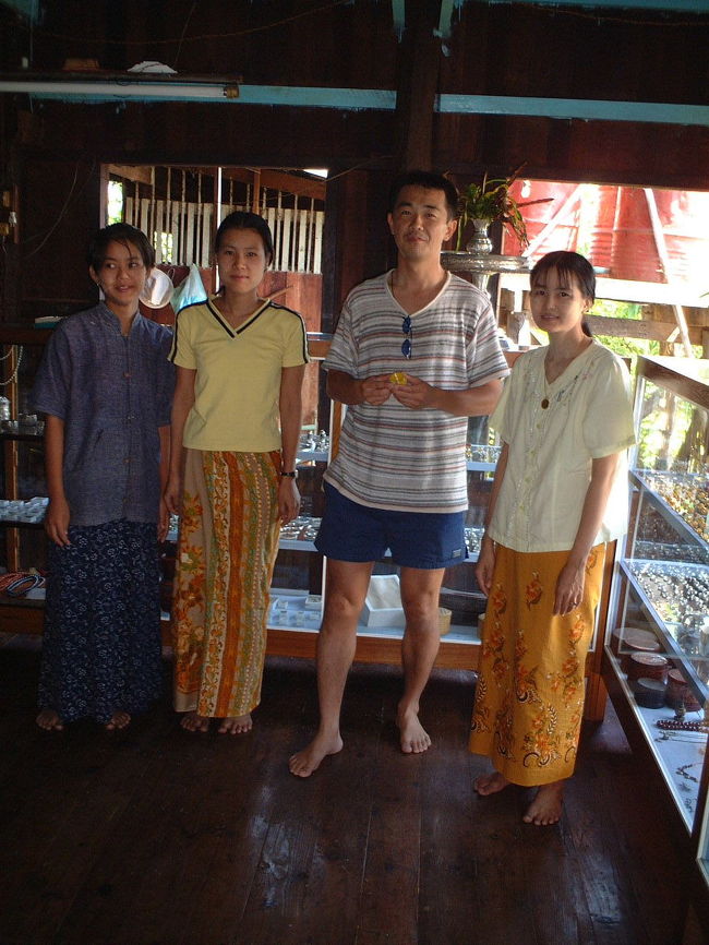 ラッキーマンデー<br />(05MAY2003)<br />「今日はラッキーマンデーよ。安くしとくわ♪」美人三姉妹？の攻撃に<br />いつもは渋ちんの私。あえなくダウン。銀製品購入なり。<br />