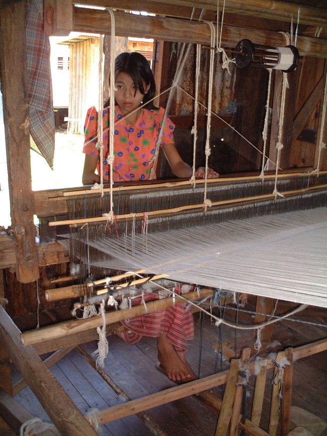 織物工房の少女<br />この機械。よくできた仕組みだよ。<br />