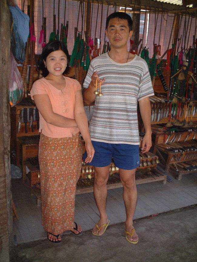 鍛冶屋でおみやげを買う。<br />指ではさんで鳴らす鐘や風鈴のような物を購入。「う〜んいい音色<br />だ…」<br />