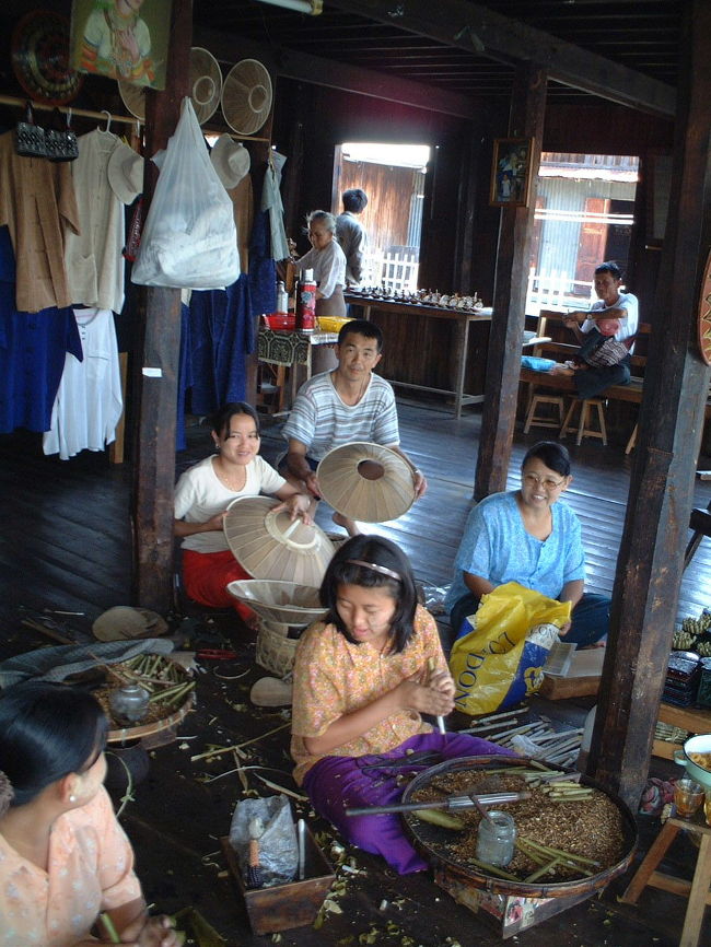 葉巻工房（シガーファクト<br />リー）<br />葉巻の他に工芸品もつくっている。気さくな若い娘たち<br />