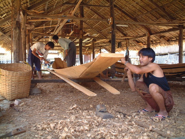 船大工　器用に板材を曲げ<br />ていく<br />