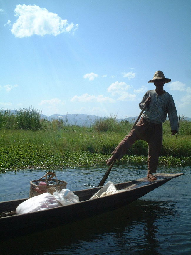 インダー族の漁師<br />器用に足で櫓をあやつる。「ウルルン」で見たっけなー<br />