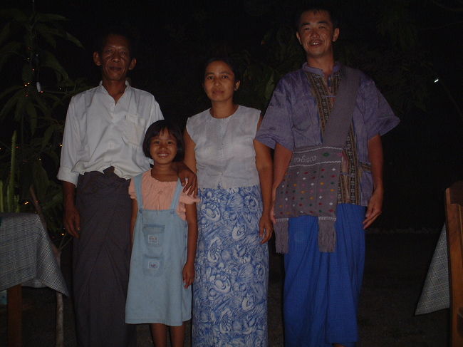 レストラン　ＵＮＩＱＵＥ<br />ビルマ料理、中華、イタリアン　こじんまりした雰囲気の良いおいしい<br />レストランです。（ニァゥンシュエ）<br />