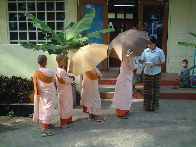 朝の托鉢風景（インレー湖：ニャゥンシュエ）ピンク袈裟の少女僧たち 