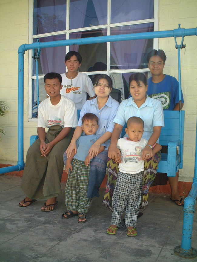 ニァゥンシュエ：ＧＨ「リメンバーイン」の気さくなスタッフ達「あ〜また行きたいな…(^_^)」<br />姉妹ファミリーで切り盛り<br />朝食も美味しいよ。飛行機のチケットやボートツアーもアレンジしても<br />らえます。<br />