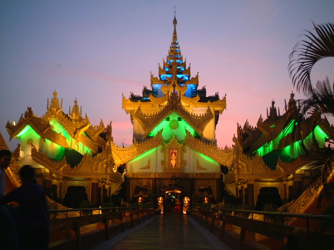 ヤンゴン<br />カンドージー湖に浮かぶ？「カラウェイ・パレス」踊りを見ながら最後の夕食。