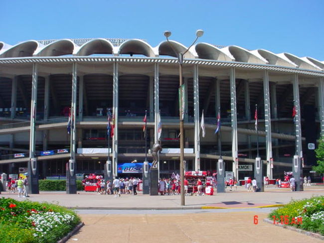 これがセントルイス・カージナルスのホーム，ブッシュ・メモリアル・スタジアムです。世界的に有名なバドワイザーの醸造元がAnswer＆Busch　ｃｏ．です。そのBuschです。