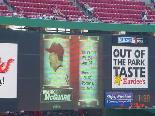 いよいよマグワイアの登場！！<br />でも，この日，４タコでした。<br />ちなみにこのシーズンをもって，マグワイアは引退しました。<br />見に行っておいてよかった・・。