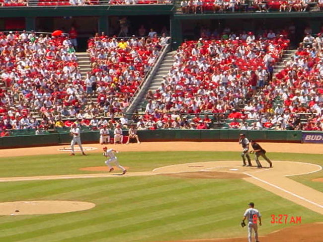 多分，マグワイアの打席。<br />座席も真っ赤。<br />お客もどこか赤い人が多かった。