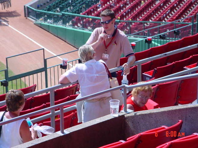 このお兄さんは，（暑いので）お客に水を霧吹きみたいのでかけるのがお仕事。主に子どもにかけていました。