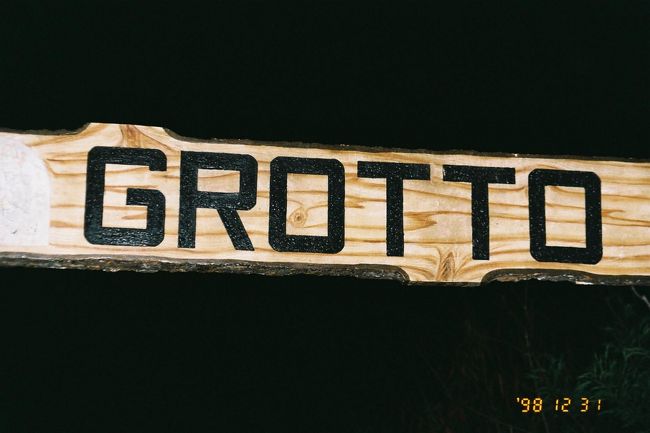 サイパンのグロットの入り口。<br /><br />ここから重い器材を背負って、約100段の階段を下りて行った所でエントリーします。<br />帰りはこの階段を登らなくてはならないんだなぁ。