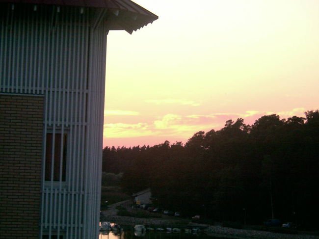 ナーンタリの夕暮れ。<br />これで23時をとっくに過ぎています。<br />ホテルの部屋のテラスからの眺め。<br />敷地の広いホテルなのでこの時間でも<br />散歩している方がいらっしゃいました。<br />