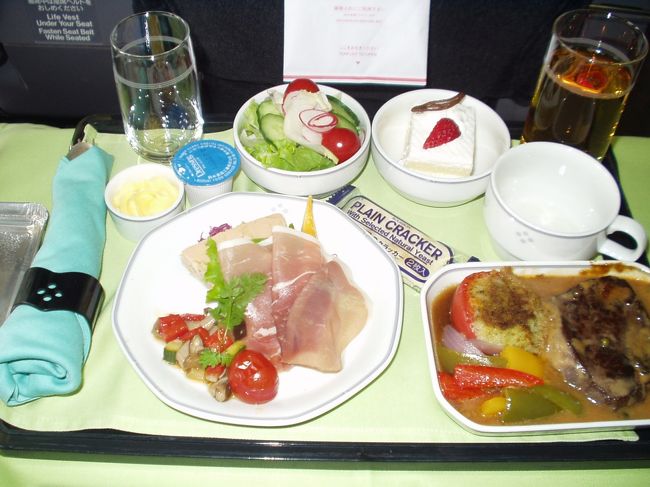 JALビジネスクラスでいきました。写真は（関空→香港）の食事（洋食）です。フォアグラとかもあって豪華。エコノミーと違ってスッチーも超親切。