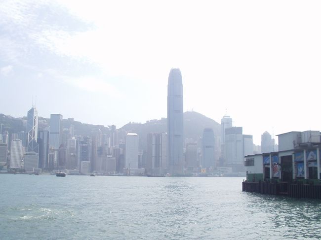 九龍からみた香港島です。暑かった。観光客もいっぱいです。