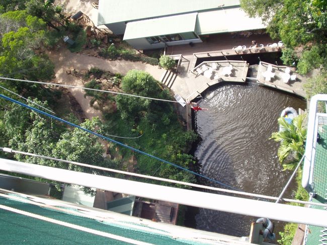 バンジージャンプ台から下をのぞいてみました。ジャンプする勇気はありませんでした。