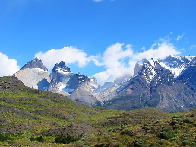 パイネ国立公園の最高峰パイネグランジの麓をトレッキング、場所によっては風が強く吹き飛ばされそうでした。