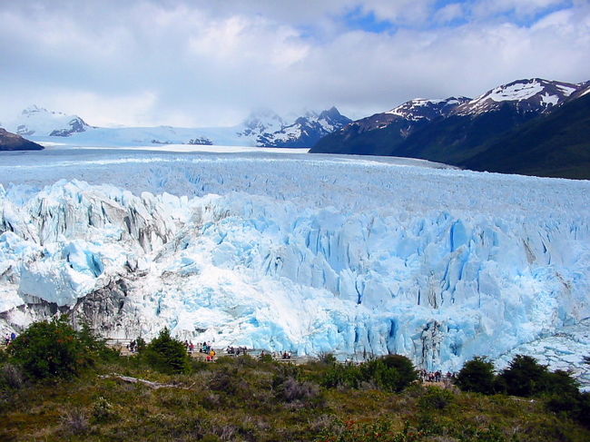 ３５ｋｍに及ぶペリト・モレノ氷河、高いところで６０ｍｍもあるとのこと、時々崩落が起こり爆発音のような大音響が迫力でした