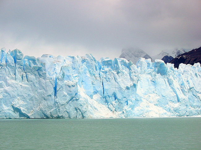 船から見上げる氷河にの終わりの部分、これでも４０ｍｍくらいの高さがあります