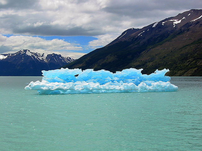 溶けかけた氷河のかけら、水色の輝きが周囲の景色と違和感があるくらい美しい