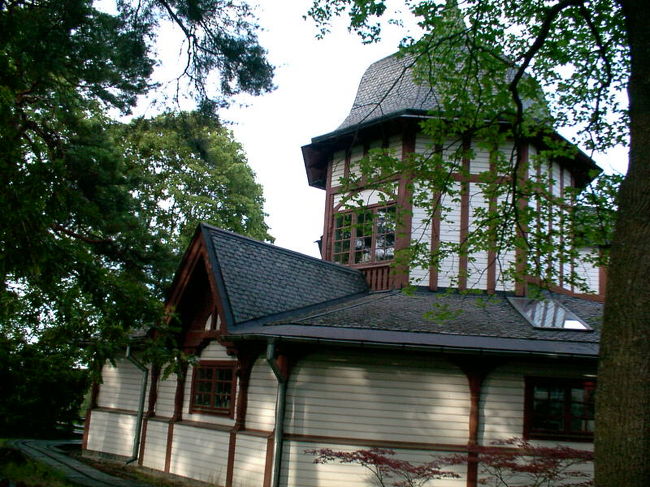 スカンセンの眺め・７<br />緑の中の建物。