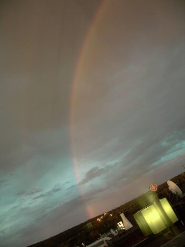 夜ホテルの部屋から虹が見えました。<br />途中から二重の虹になったり…幻想的な光景でした。