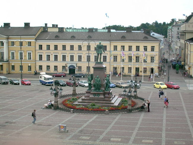 大聖堂の階段から元老院広場を見下ろすと<br />こんな感じ。<br />