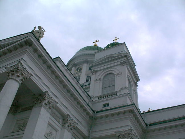 大聖堂を真下から見上げた光景。<br />クーポラにも細かい装飾がなされています。