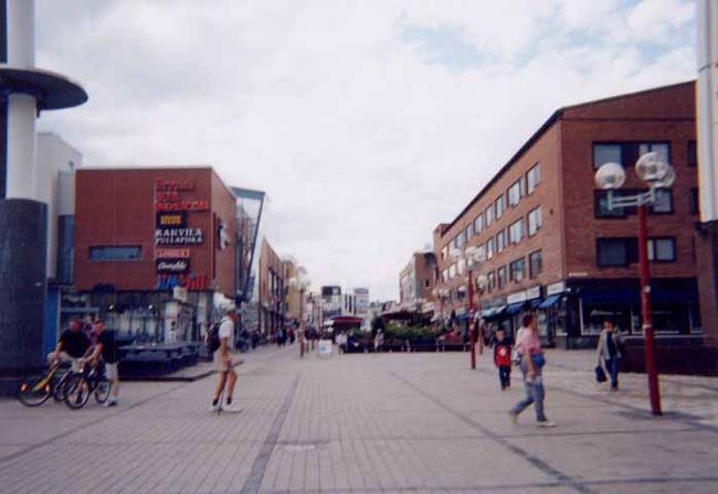 ロヴァニエミの目抜き通り、Koskikatu。<br />左側に写っているのがSanpo Keskus(サンポセンター)。