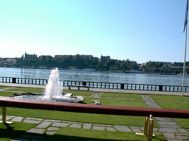 市庁舎の庭。<br />噴水が涼しさを演出しています。