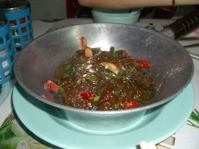 春雨の食べ物を頼んだら・・・・もずく・・・？のようなものが。春雨と一緒にたいていセロリ味のようなものが入っているんですね。後はグリーンカレーを食べました。屋台で水に入れてくれた氷が気になったけど、無事！