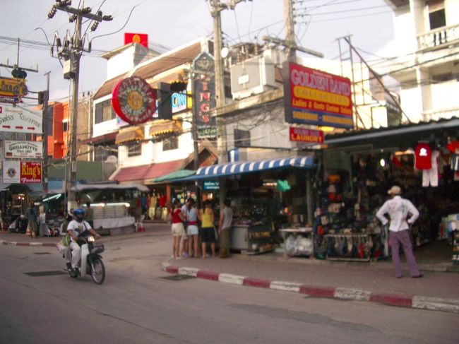 プーケットで一番賑やかなパトンの街。ここでは友達と御そろいのビーチサンダルをゲット☆歩きやすいし日本に帰ってからも気に入って使っています。