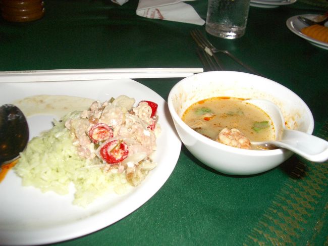 とりあえずは、トム・ヤン・クンとグリーンカレー♪『クン』がえびという意味だということを知りました。おいしかった！ちょっとピントボケ。