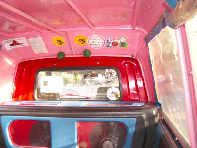 テュクテュクの中。３日目。これに乗って、ホテルからパトンの街へ。それにしても派手なタクシー☆